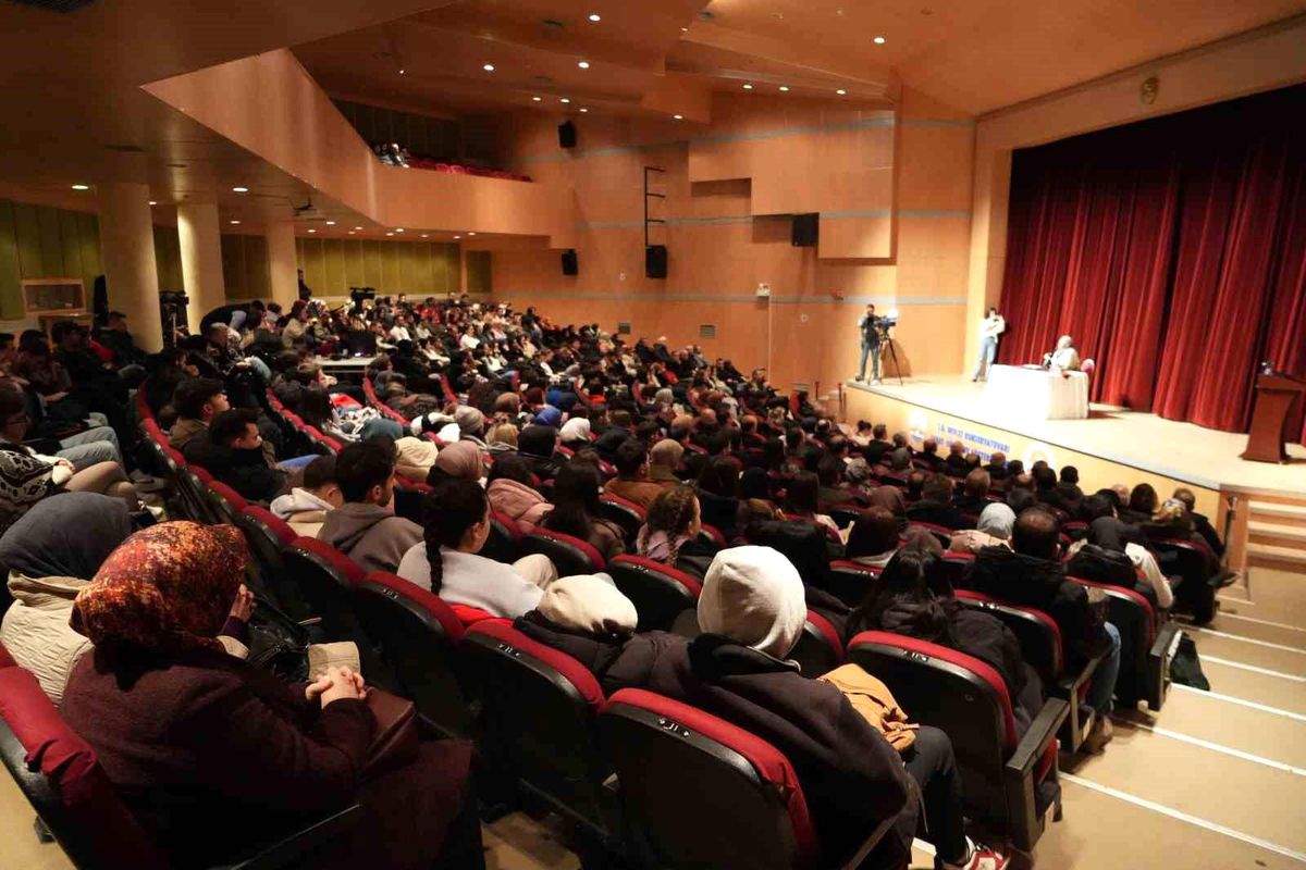 Çevirmen ve Akademisyen Ayçin Kantoğlu: Gazze\'de Sistematik Olarak Çocuklar Öldürülüyor