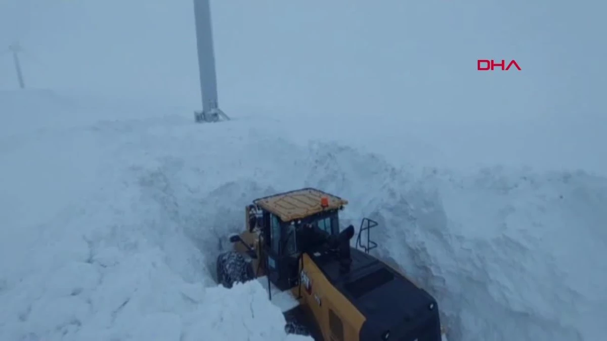 Bingöl\'ün Karlıova ilçesinde kar kütleleri arasında kaybolan iş makinesi