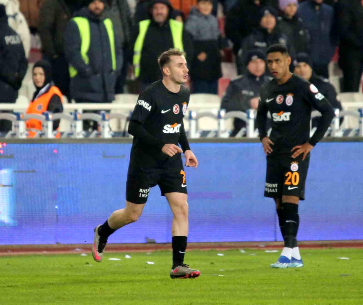 Kerem Aktürkoğlu, Sivasspor maçında kırmızı kart gördü