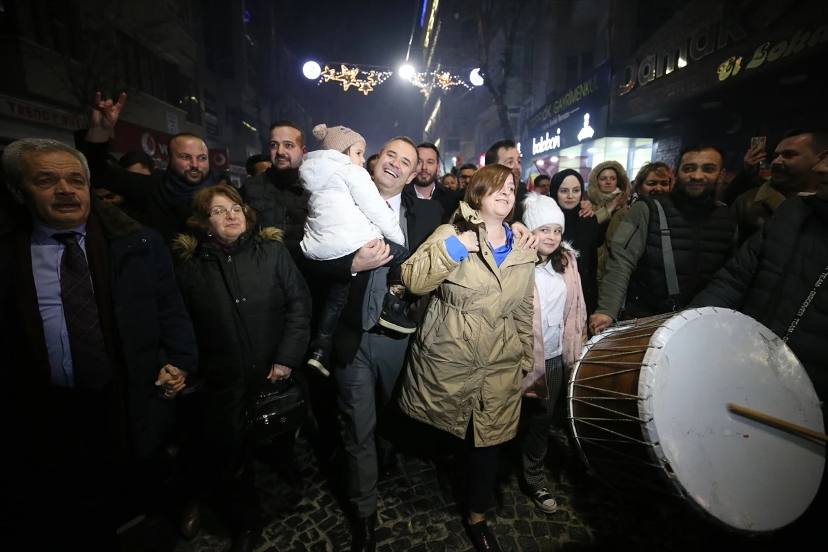 Cumhur İttifakı\'nın Kırklareli Belediye Başkan adayı Derya Bulut kente gelişinde partililer tarafından karşılandı