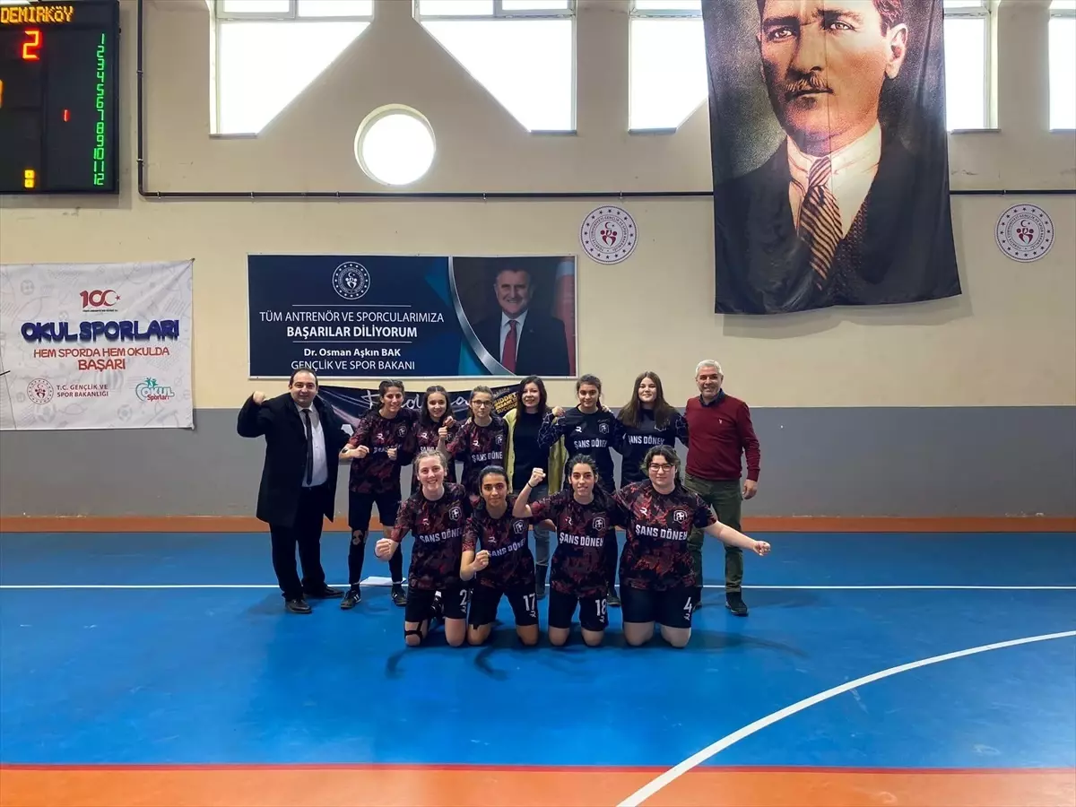 Kırklareli\'nde okul sporları kapsamında futsal turnuvası sürüyor