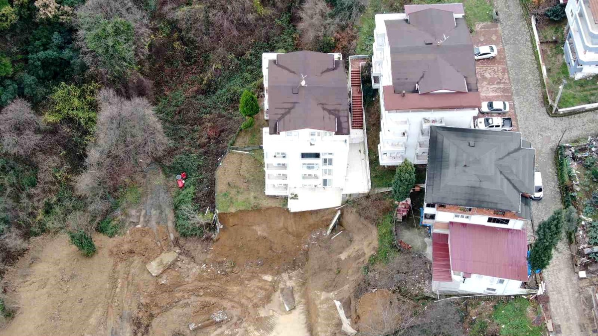 Gölcük\'te Toprak Kayması Sonucu 5 Katlı Bina Boşaltıldı
