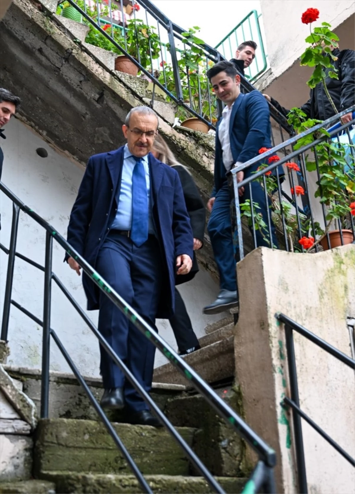 Kocaeli Valisi Seddar Yavuz, Regaip Kandili\'nde ihtiyaç sahibi aileleri ziyaret etti