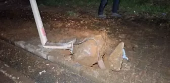 İzmit'te Kontrolden Çıkan Otomobil Aydınlatma Direğine Çarptı