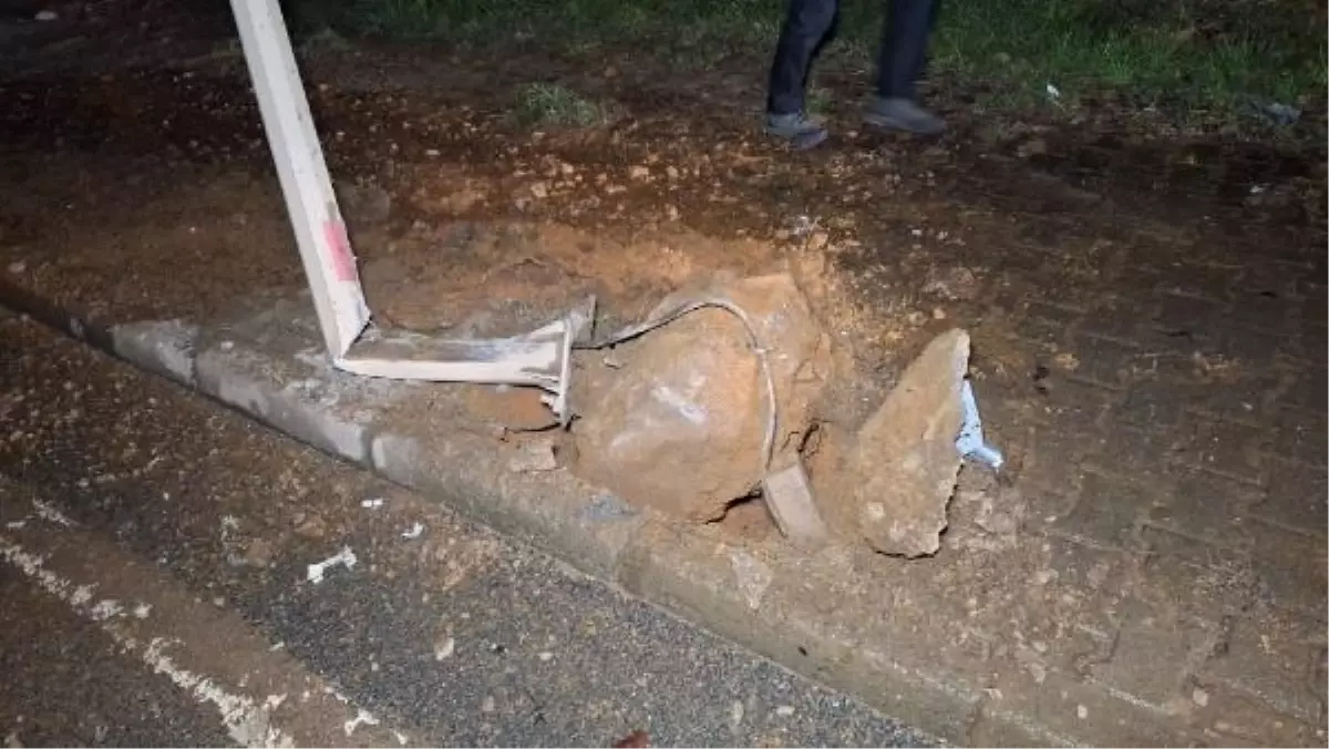 İzmit'te Kontrolden Çıkan Otomobil Aydınlatma Direğine Çarptı