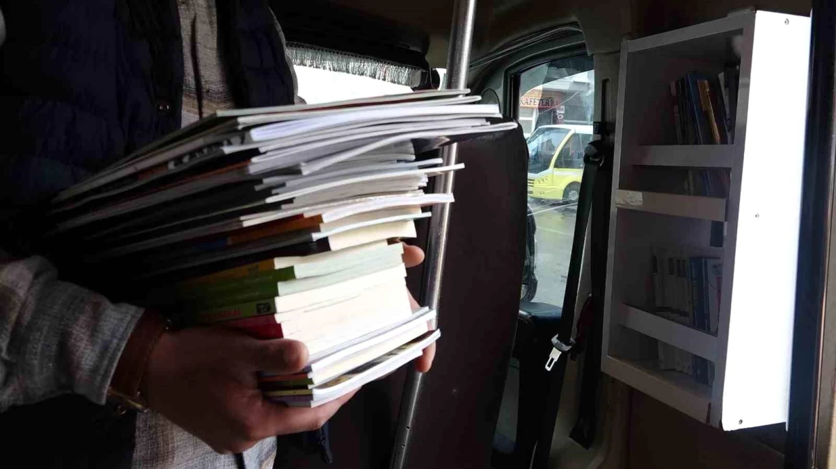 Van Valisi ve Büyükşehir Belediye Başkan Vekili Ozan Balcı, minibüs şoförüne kitap desteği sağladı