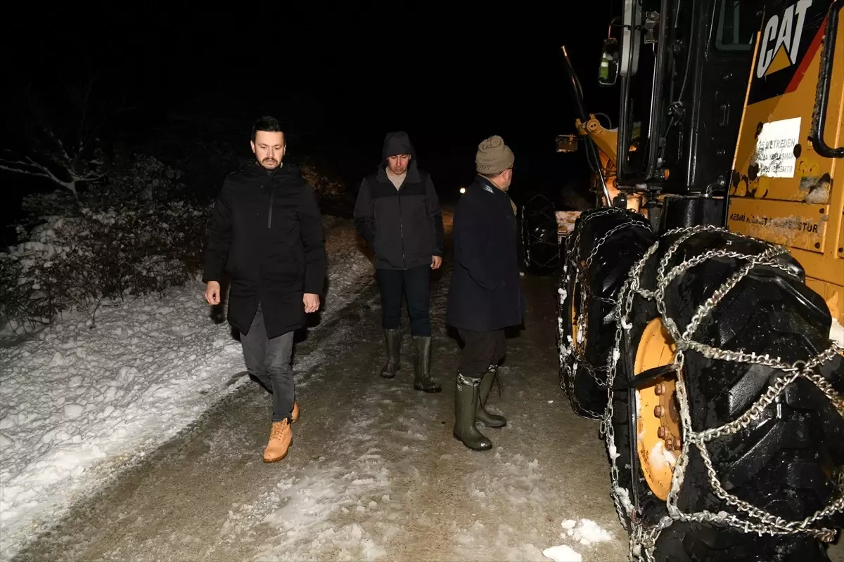 Çanakkale\'nin Lapseki ilçesinde kar küreme çalışmaları yapıldı