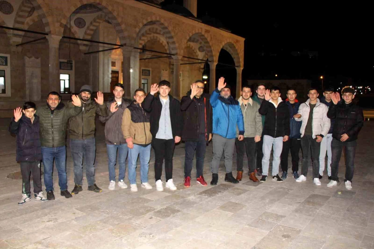 Amasya\'da lise öğrencileri Regaip Kandili dolayısıyla helva dağıttı