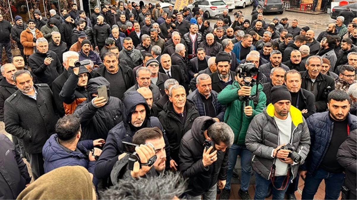 Malatya Selahattin Başkanını bırakmak istemiyor! Halk parti binasında toplandı