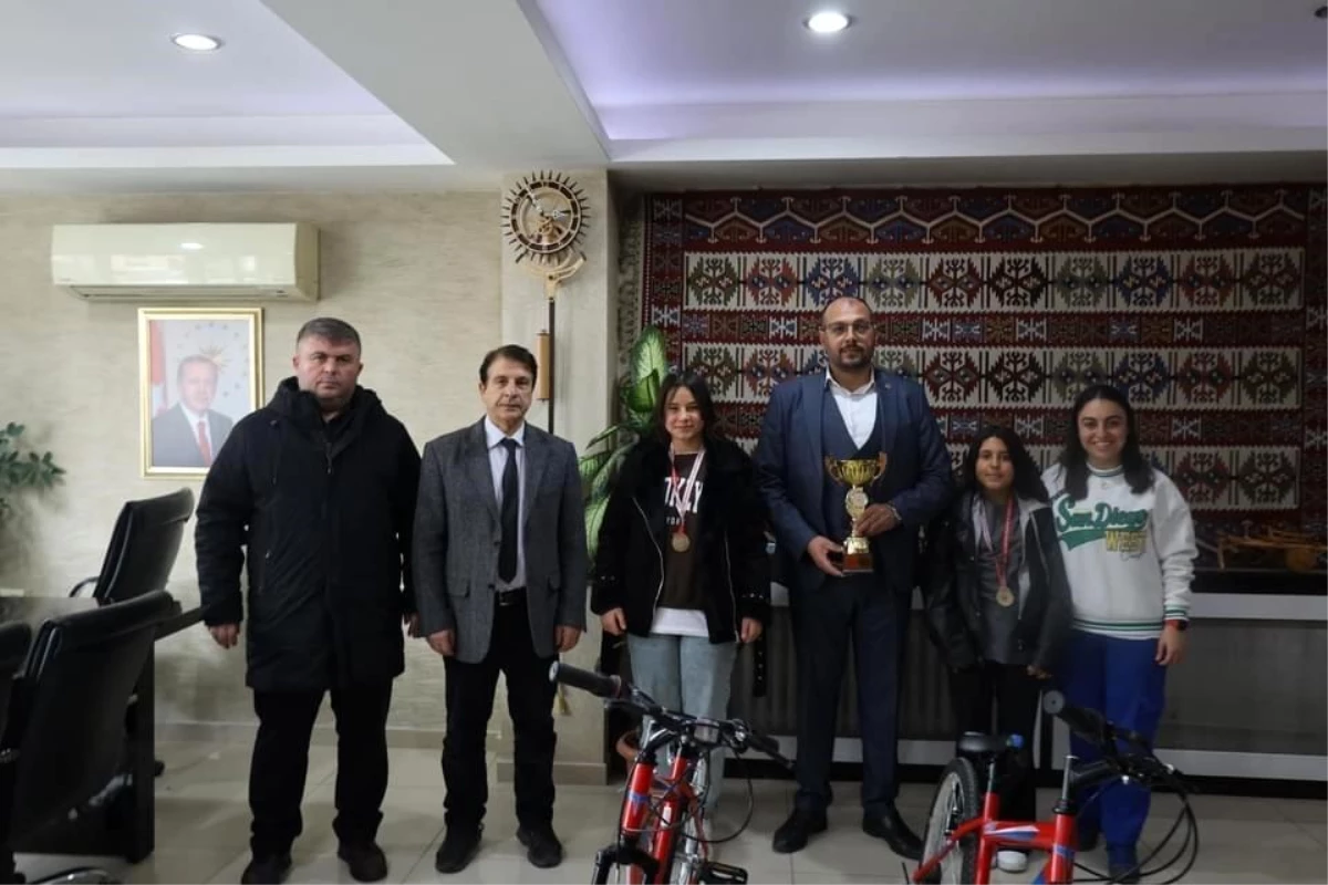 Derbent köyünden çıkan il birincileri bisikletle ödüllendirildi