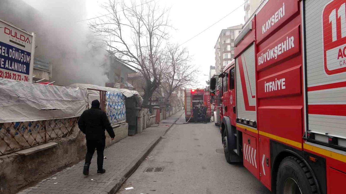 Kayseri\'de Metruk İkamet Yanarak Söndürüldü