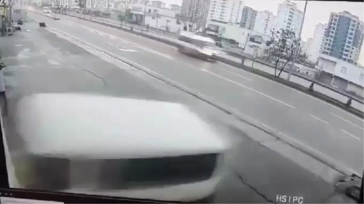 Diyarbakır'da minibüs markete daldı: 5'i ağır 6 öğrenci yaralandı