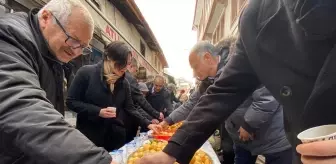 Mudurnu'da Regaip Kandili'nde Vatandaşlara Ballı Lokma İkramı