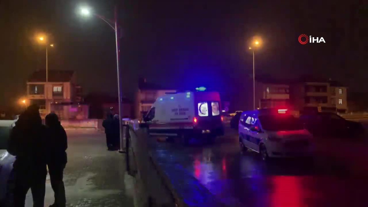 Otomobilde çıkan yangın çevredekilerin yardımıyla söndürüldü