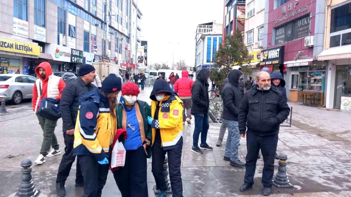 Tekirdağ Çorlu\'da Otomobilin Yaya Geçidinden Geçen Yayaya Çarptığı Anlar Kamerada