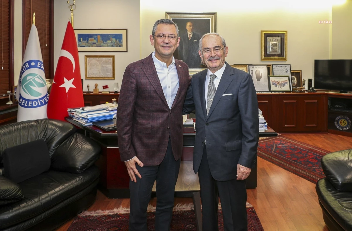 CHP Genel Başkanı Özgür Özel, Eskişehir Büyükşehir Belediye Başkanı Yılmaz Büyükerşen\'e Teşekkür Etti