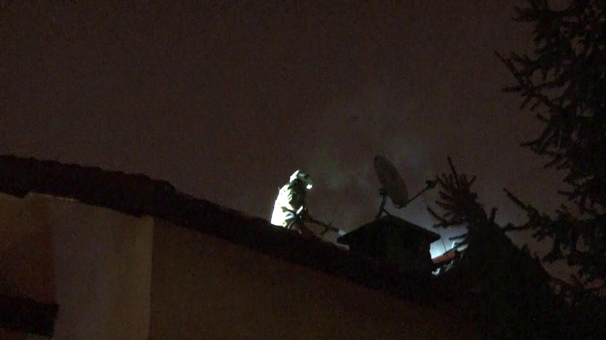 Pendik\'te bir villanın çatısı alev alev yandı