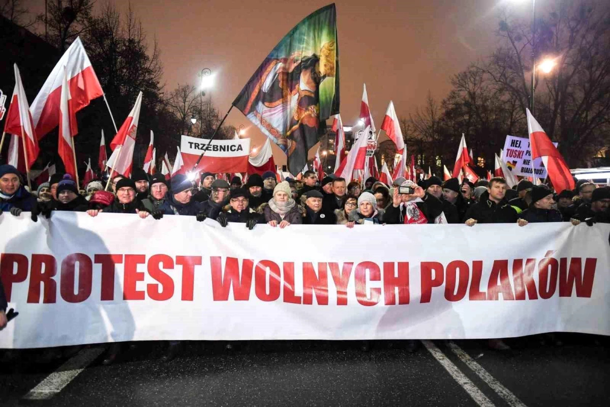 Polonya\'da Hukuk ve Adalet Partisi destekçileri tutuklamaları ve yönetim değişikliğini protesto etti