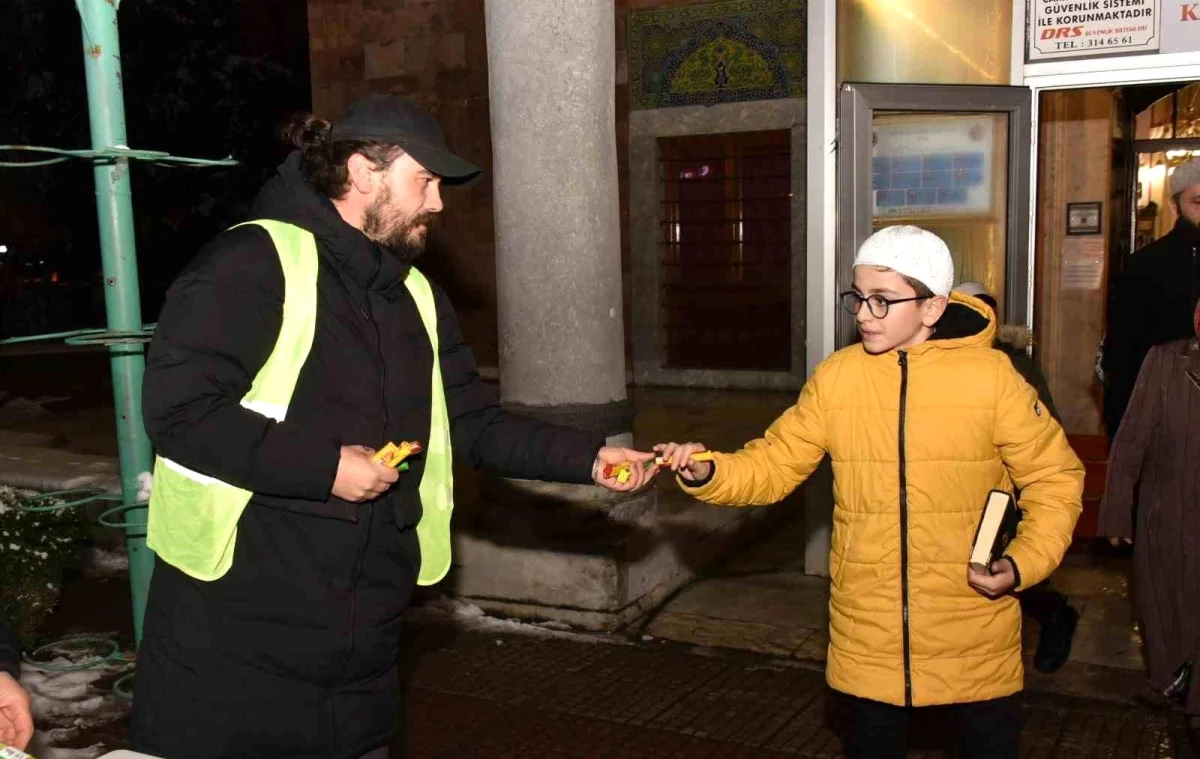 Bozüyük Belediyesi, Regaip Kandili dolayısıyla vatandaşlara kandil şekeri ikram etti