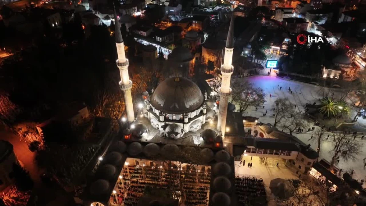 Regaip Kandili nedeniyle binlerce vatandaş Eyüp Sultan Camii\'ne akın etti