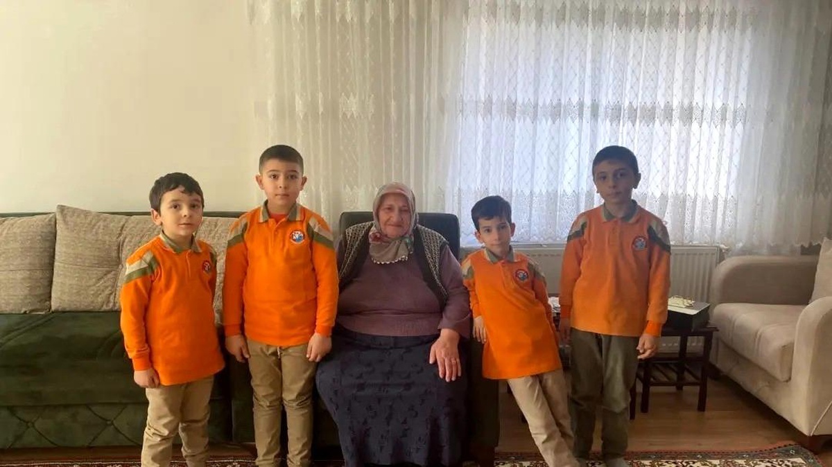 Erzincan\'da ilkokul öğrencileri ve polisler şehit polis memurunun annesini ziyaret etti
