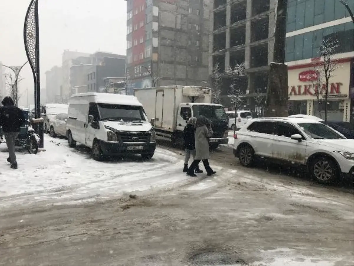 Şemdinli'de 18 araç kara saplandı, ekiplerin çalışmasıyla kurtarıldı