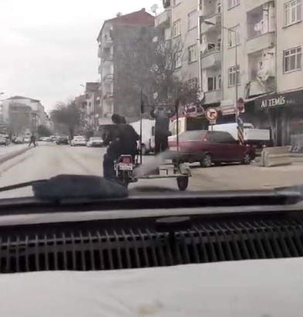 Elazığ\'da Sepetli Motosiklette Tehlikeli Yolculuk
