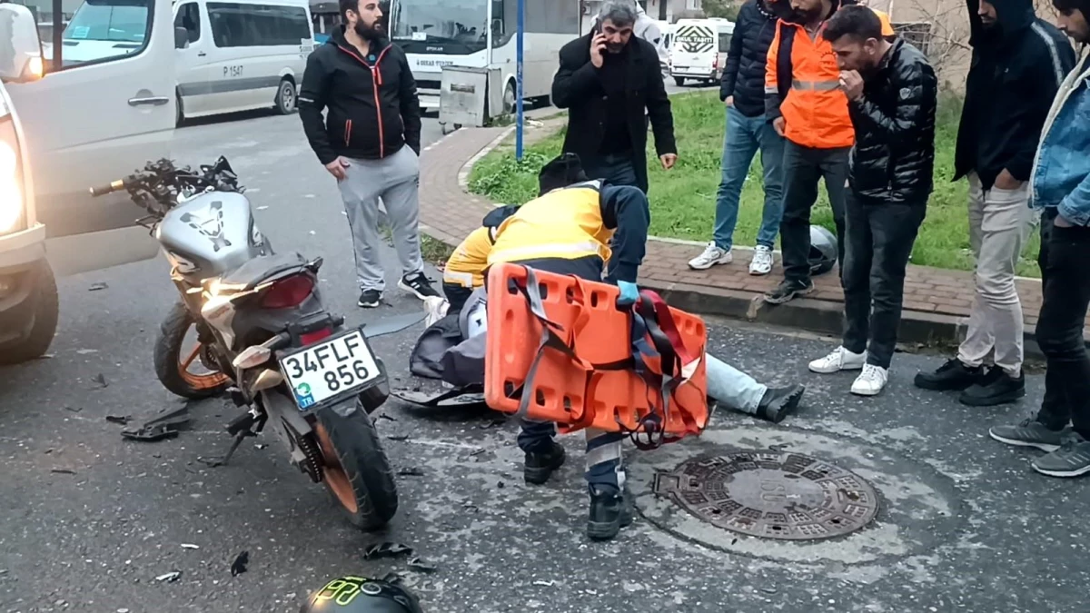 Çayırova\'da servis minibüsüyle motosiklet çarpıştı: 1 yaralı