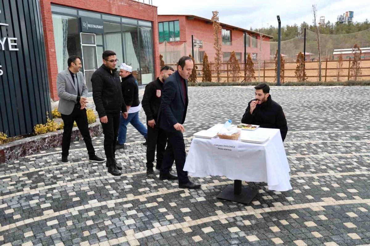 Sivaslılar Şişe Fırlatma Oyununa Katıldı: Sivas Köftesi İçin Yarıştılar