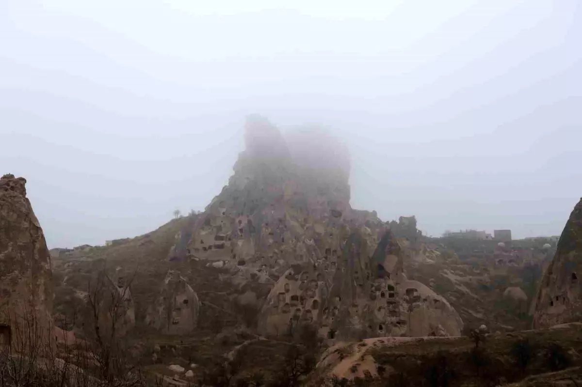 Kapadokya\'da Oluşan Sis Turistlere Görsel Şölen Sundu