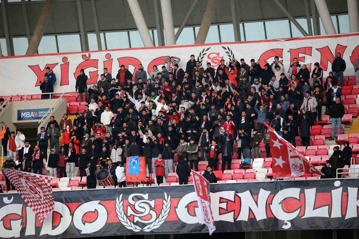 Sivasspor-Galatasaray maçını az sayıda taraftar takip etti