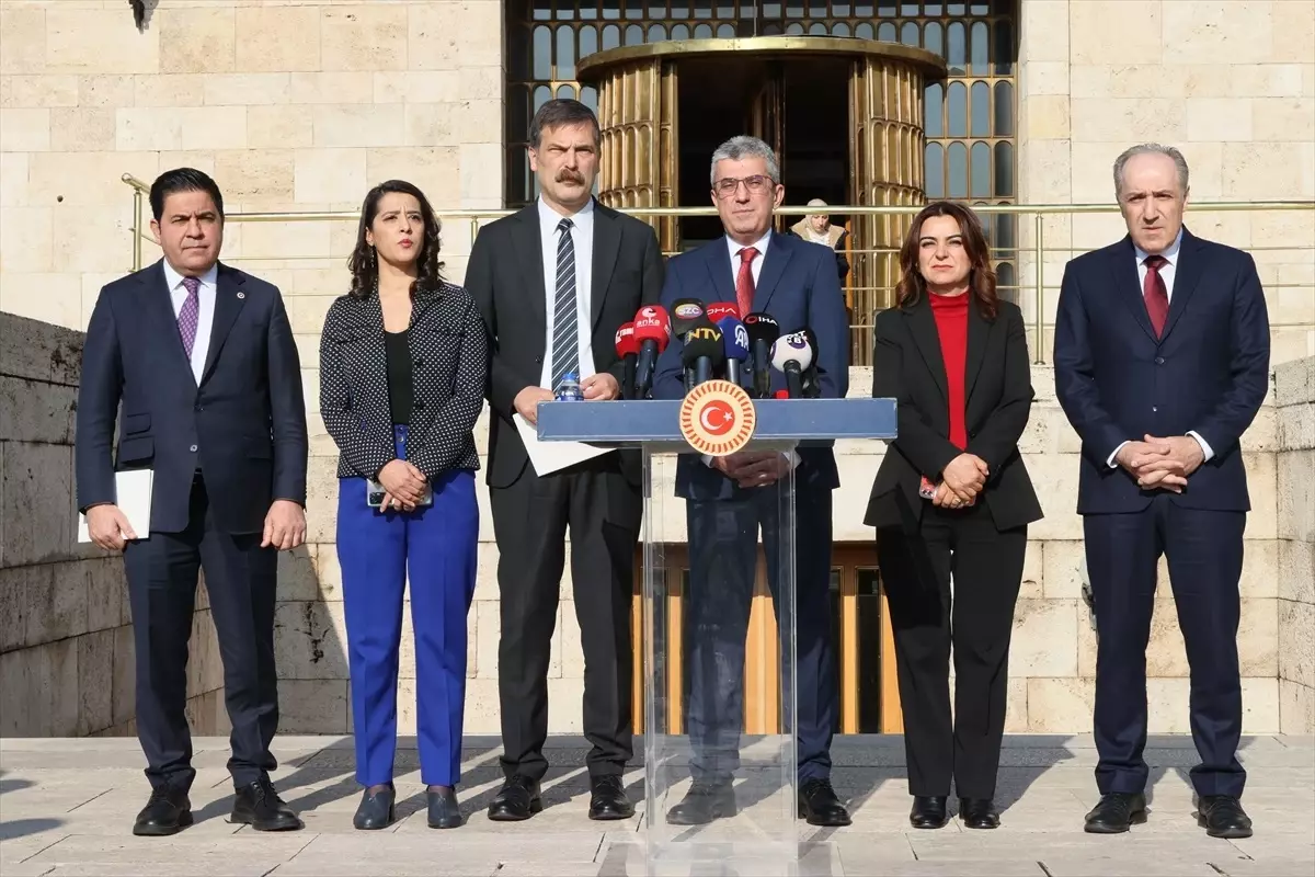 CHP Grup Başkanvekili Gökhan Günaydın, Meclis\'in toplanmamasını protesto ediyor