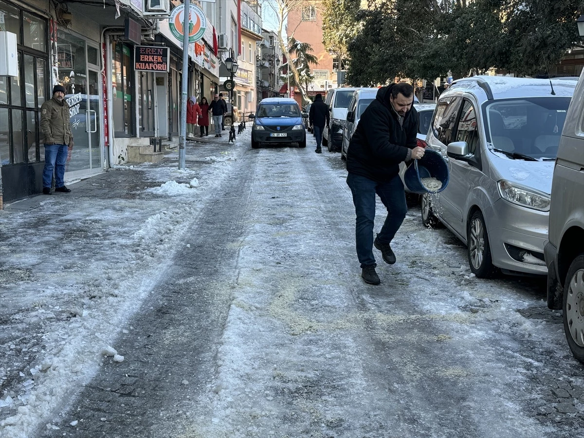 Tekirdağ\'da Vatandaşlar Buzlanmalara Karşı Tuzlama Yaptı