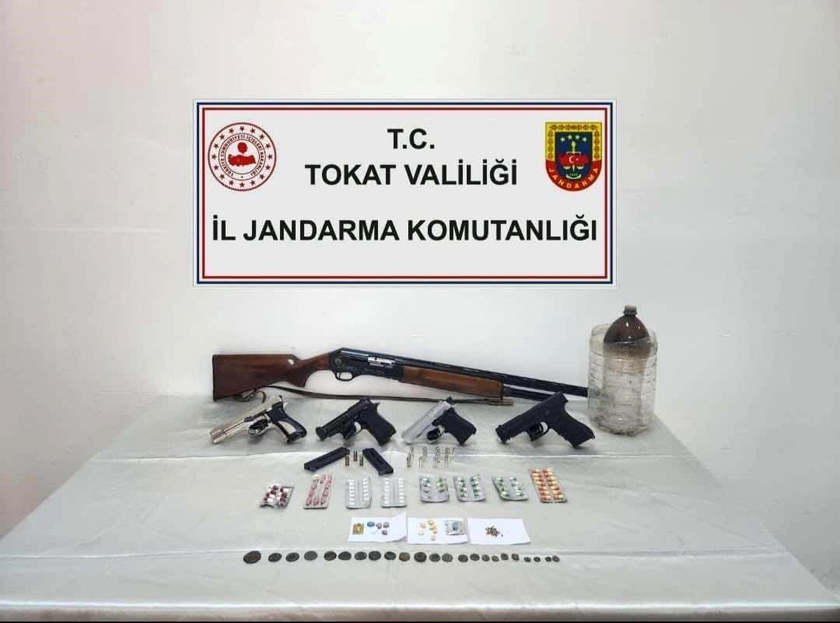 Tokat\'ta Silah Ticareti Yapan Şahsın Evine Operasyon: Tarihi Eserler, Silah ve Uyuşturucu Ele Geçirildi