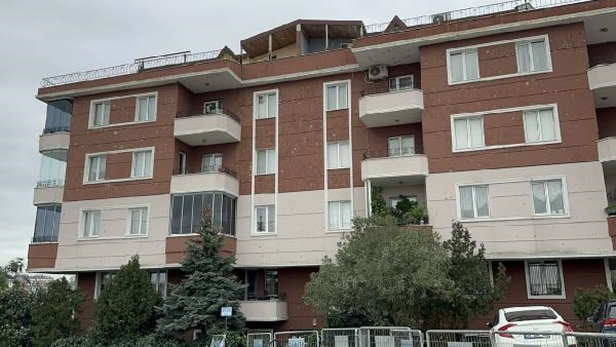 Üsküdar\'da Otopark İstinat Duvarı Çöktü, Apartman Boşaltıldı