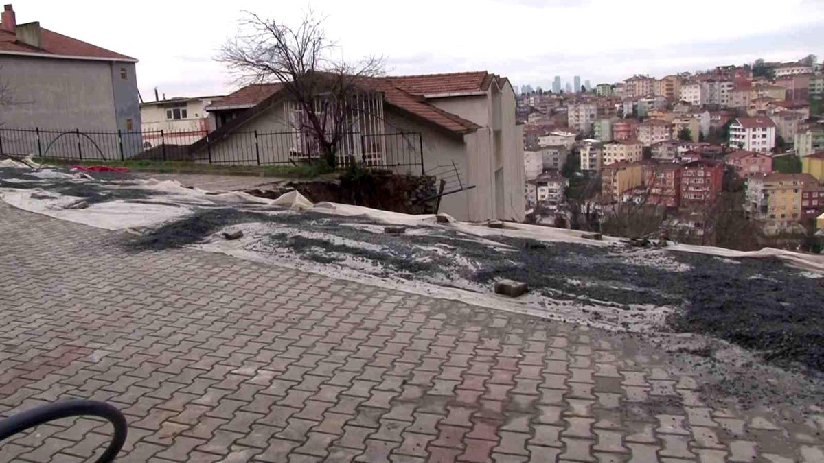 Üsküdar\'da Otopark İstinat Duvarı Çöktü, Apartman Tahliye Edildi