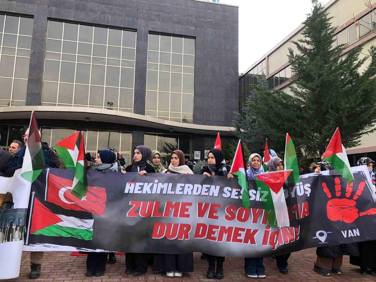 Van\'da Sağlık Çalışanları Filistin\'e Destek İçin Sessiz Protesto Yaptı