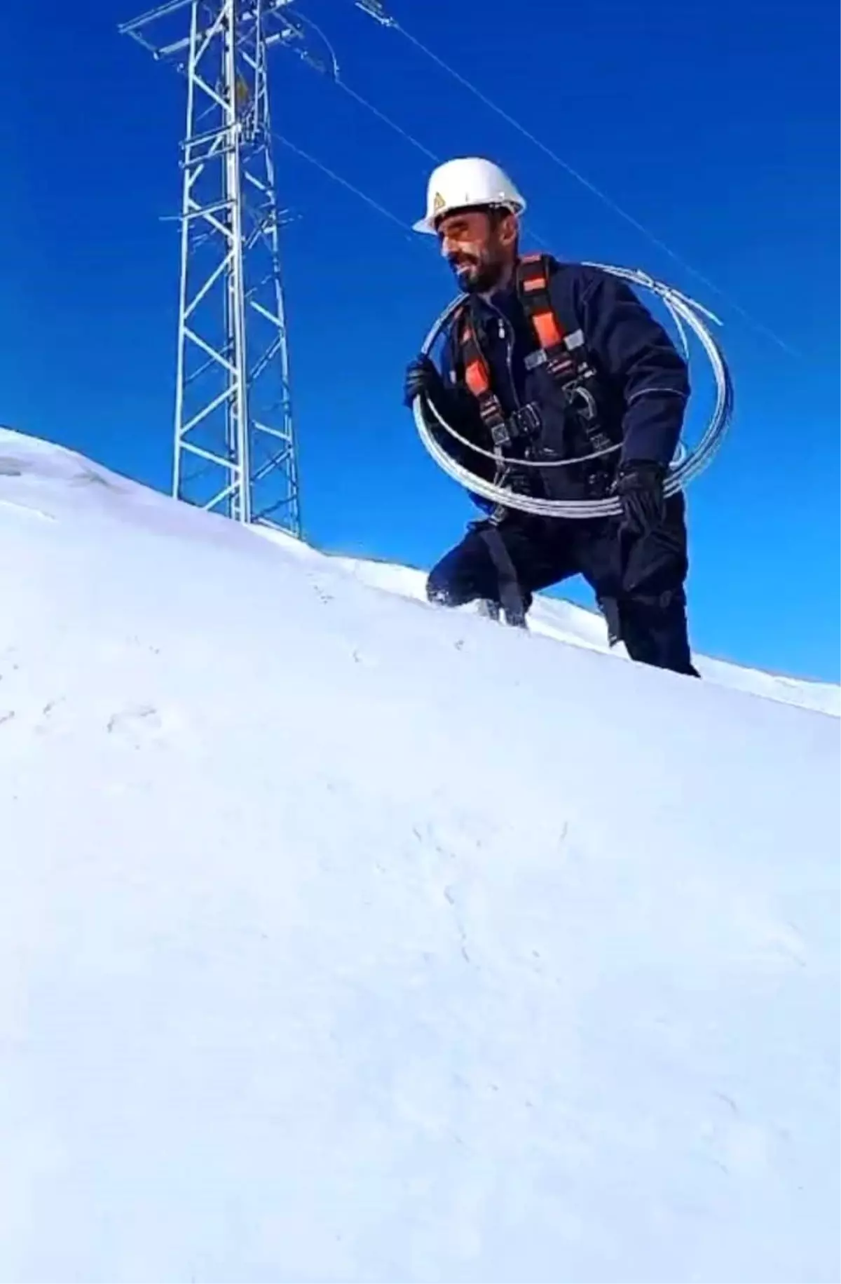 VEDAŞ Ekipleri Karlı Yollarda Arıza Gideriyor