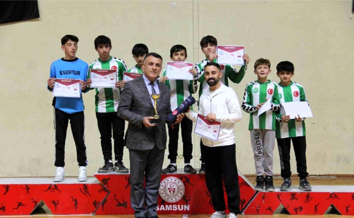 Vezirköprü\'de 400 öğrenciye okul sporları ödülleri verildi