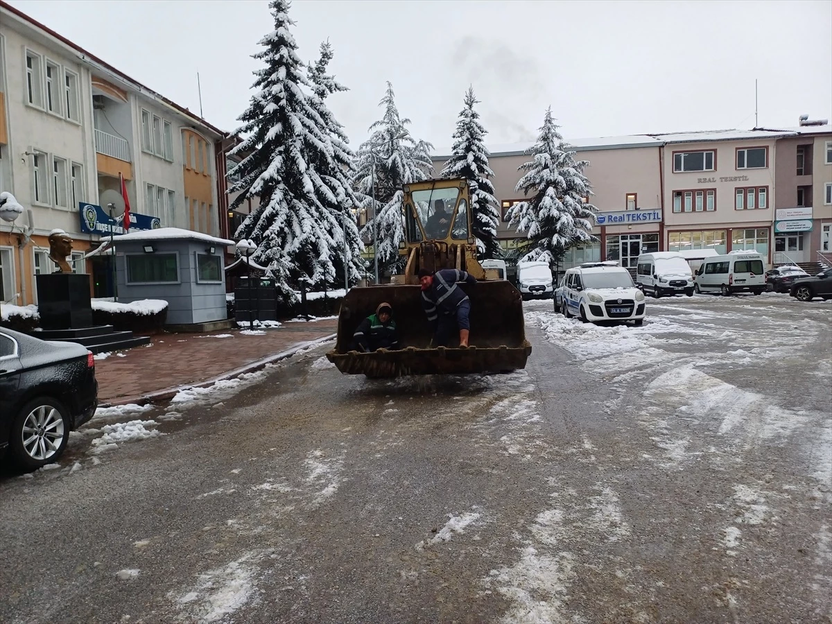 Bolu\'nun Yeniçağa ilçesinde karla mücadele çalışmaları devam ediyor