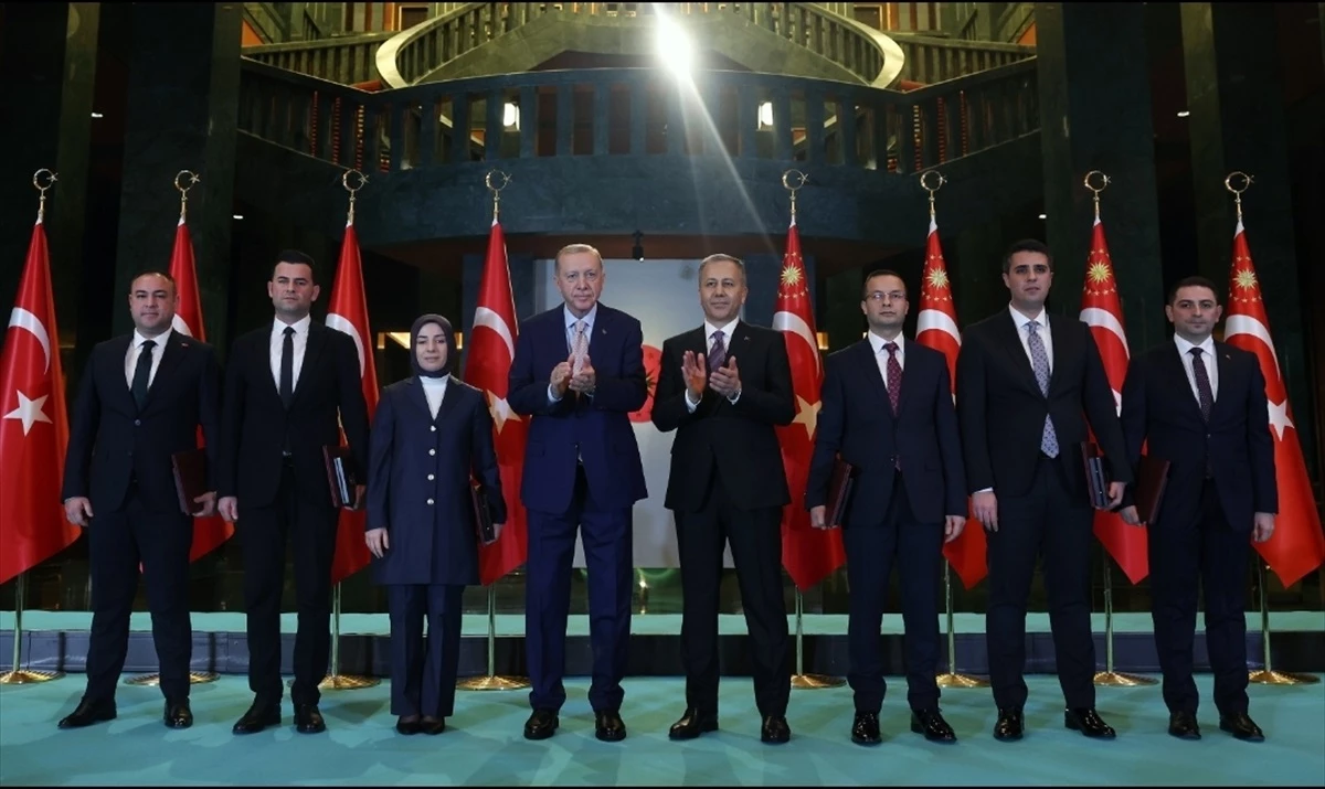 Diyarbakır\'ın Yenişehir Kaymakamı ve Belediye Başkan Vekili Murat Beşikci\'ye ödül
