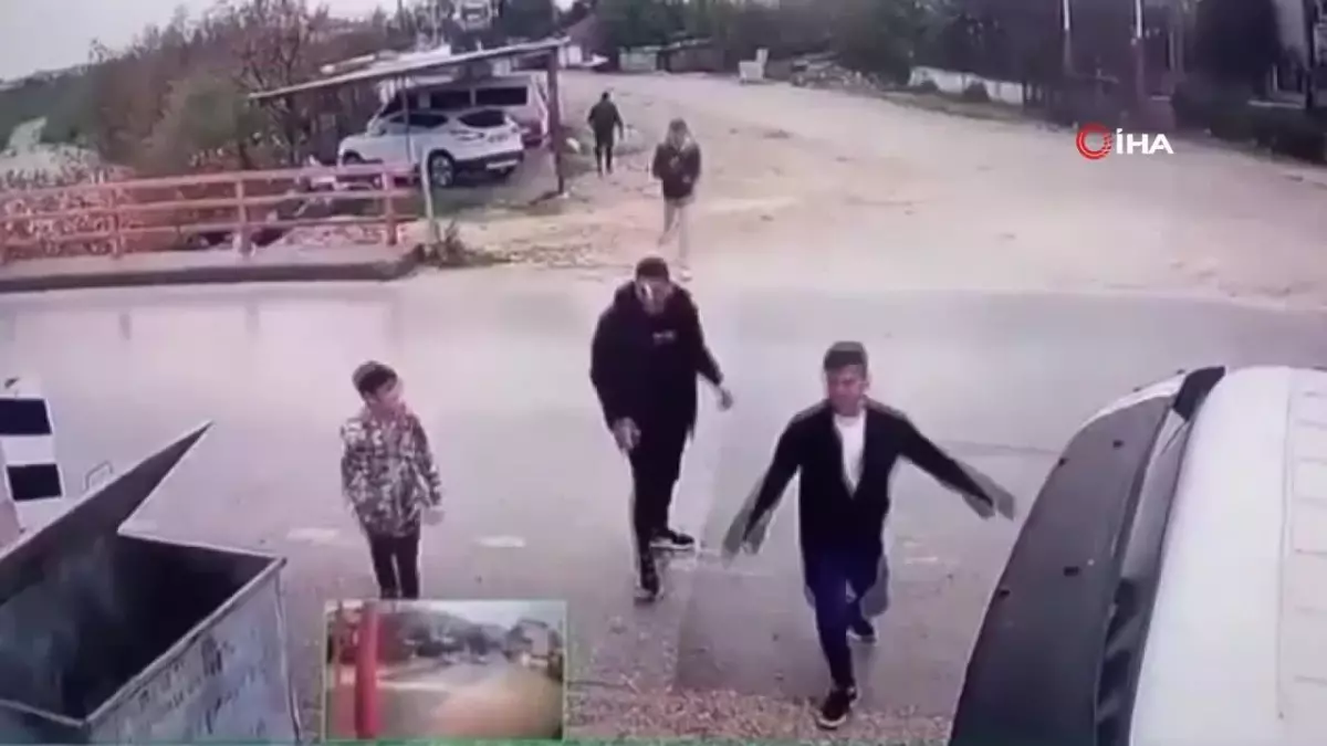 Yolun karşısına geçmek isterken koçun saldırısıyla kendini yerde buldu