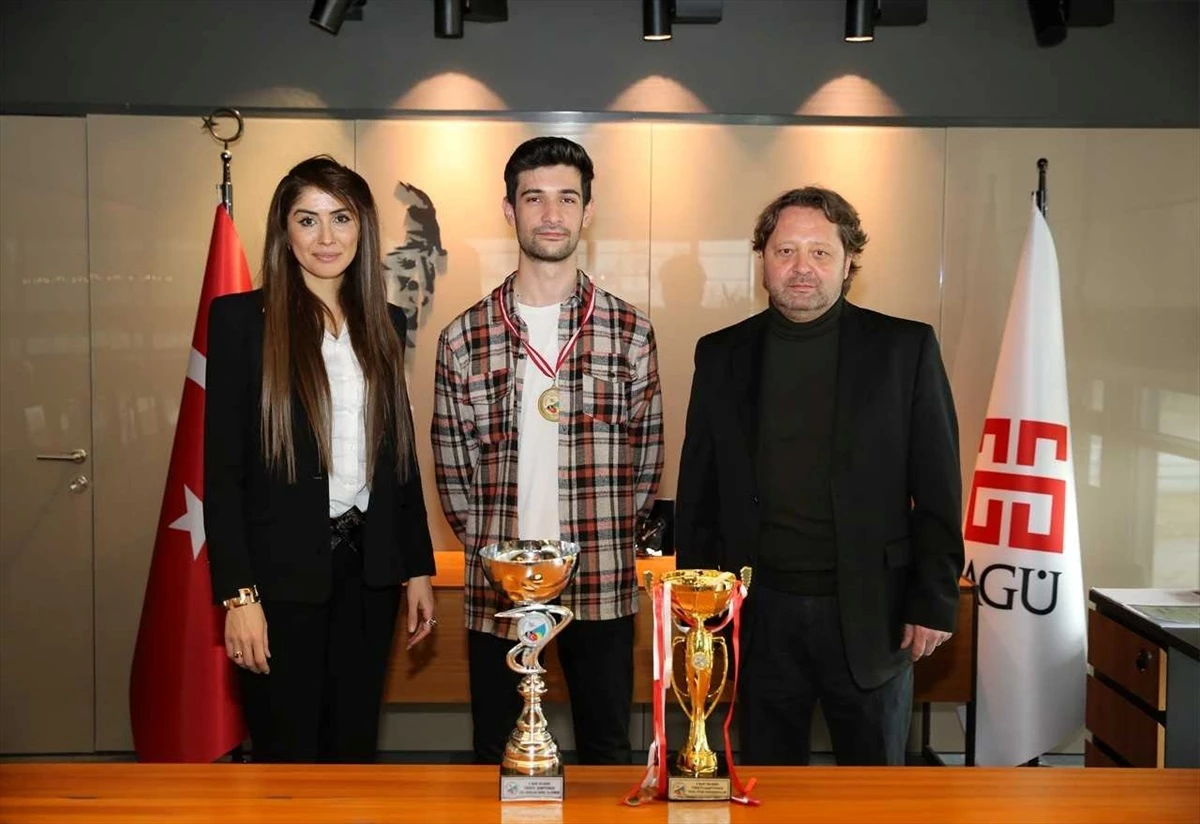 AGÜ Öğrencisi Alptekin Canözkan Gençler Türkiye Bilardo Şampiyonası\'nda birinci oldu