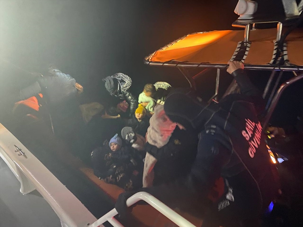 Balıkesir\'in Ayvalık ilçesi açıklarında 46 düzensiz göçmen kurtarıldı