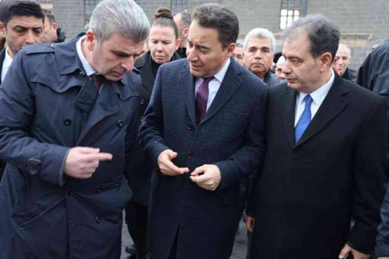 Babacan'ın Diyarbakır programında gazeteciye saldırı Babacan'ın Diyarbakır programında gazeteciye saldırı