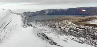 Beyaz örtüye bürünen Bitlis'in yıldızlarla bütünleşen manzarası hayran bırakıyor