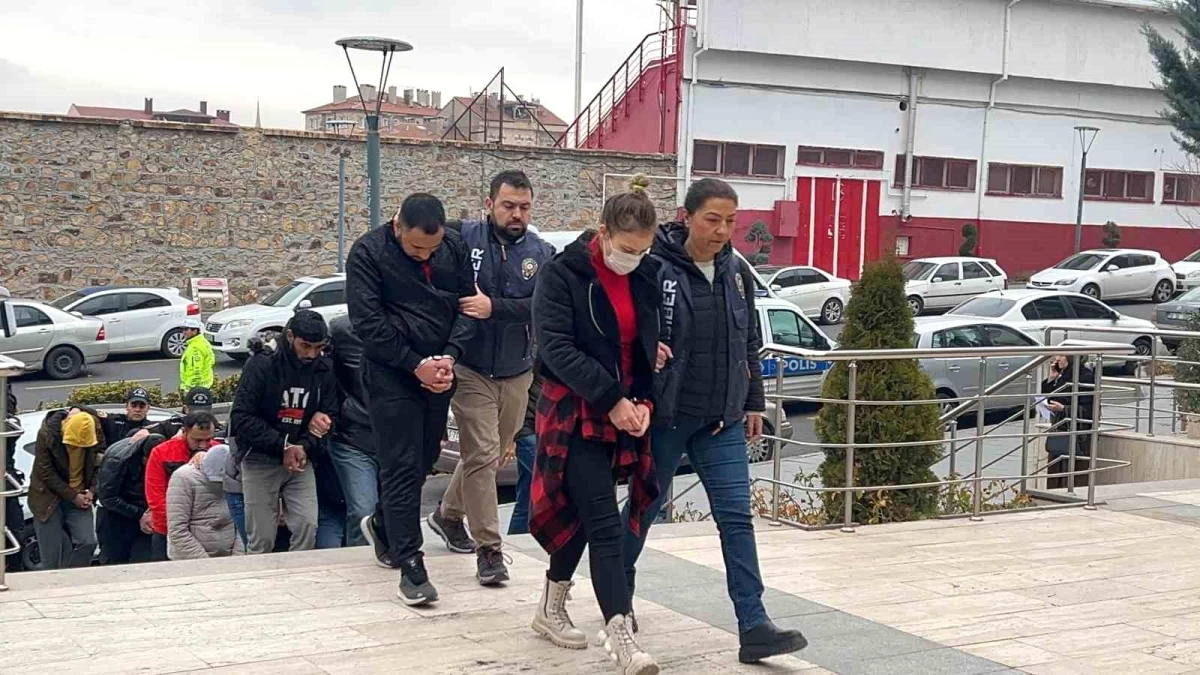 Nevşehir\'de Tatil Dolandırıcıları Adliyeye Sevk Edildi