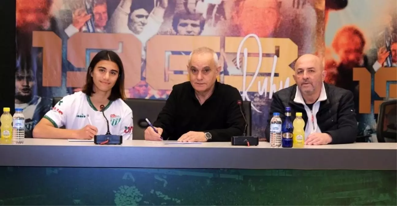 Bursaspor, genç futbolcu Ahmet Çobanoğlu ile sözleşme imzaladı