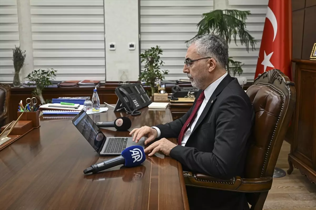 Çalışma ve Sosyal Güvenlik Bakanı Vedat Işıkhan, AA\'nın \'Yılın Kareleri\' oylamasına katıldı