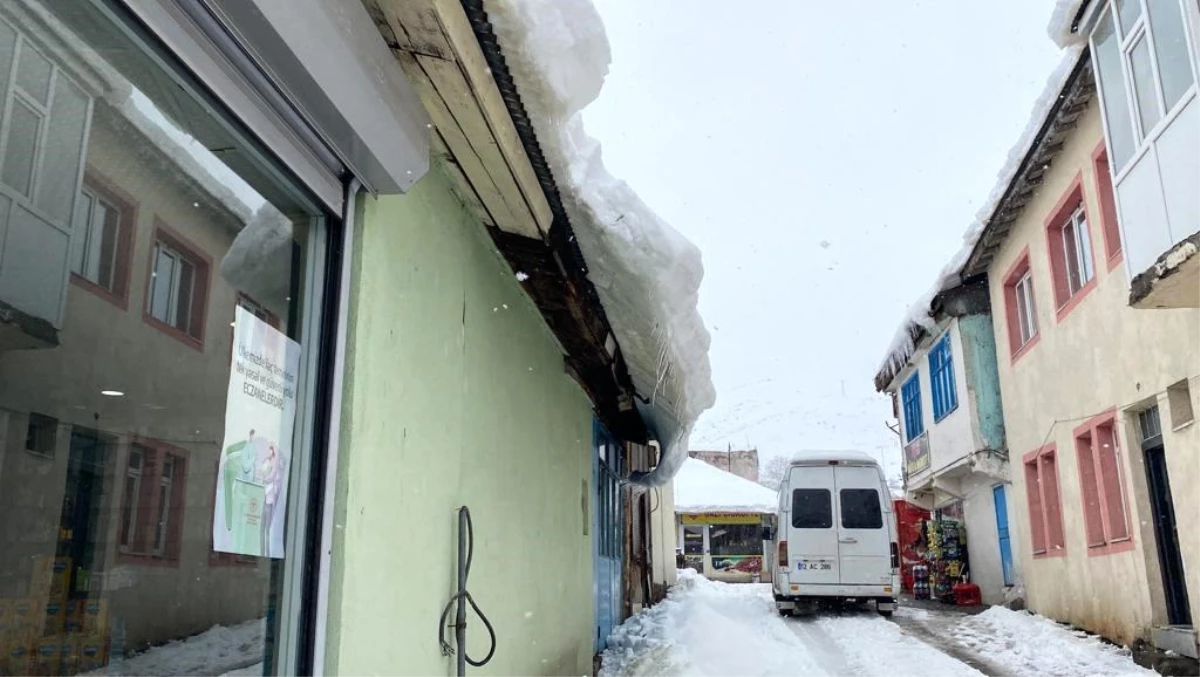 Bingöl\'ün Karlıova ilçesinde kaldırımda yürürken kar ve buz düşen kişi yaralandı